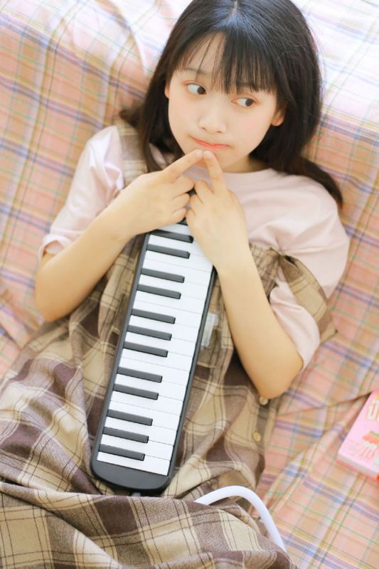 电子钢琴小能手少女活泼青涩大眼灵动清纯生活写真