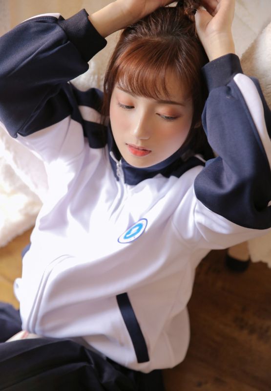 日本混血美女私房运动服清纯养眼黑丝美腿写真