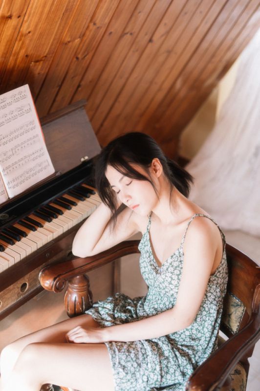 忧郁气质美女淑女裙私房内衣美腿裸足空灵写真