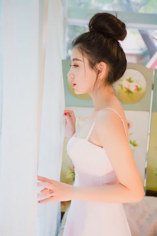 巨乳辣妹波涛胸涌风骚气质白裙写真