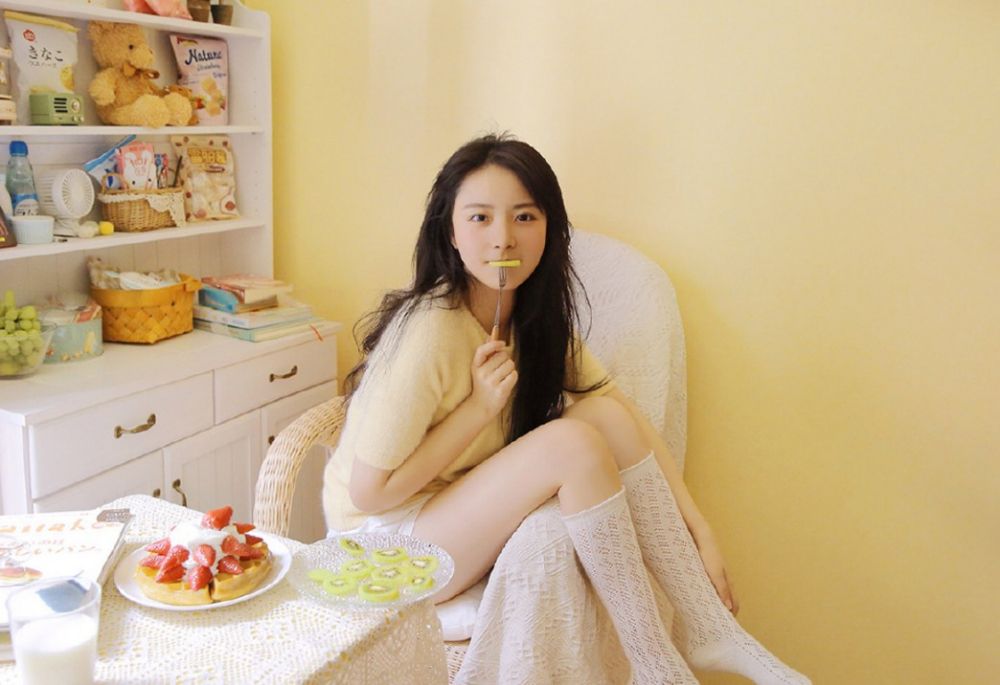 白嫩纯真美少女眼神忧郁私房白丝美腿性感魅惑写真