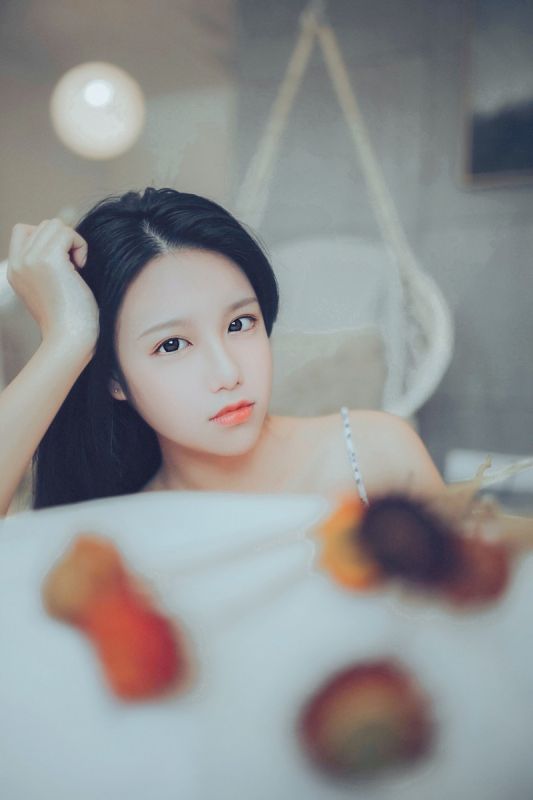 宅男女神睡衣尤物性感吊带长腿妖娆抚媚性感写真