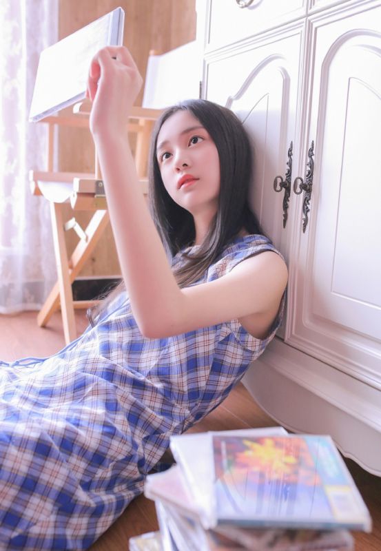 女神气质空灵少女格子长裙白皙肌肤清纯写真