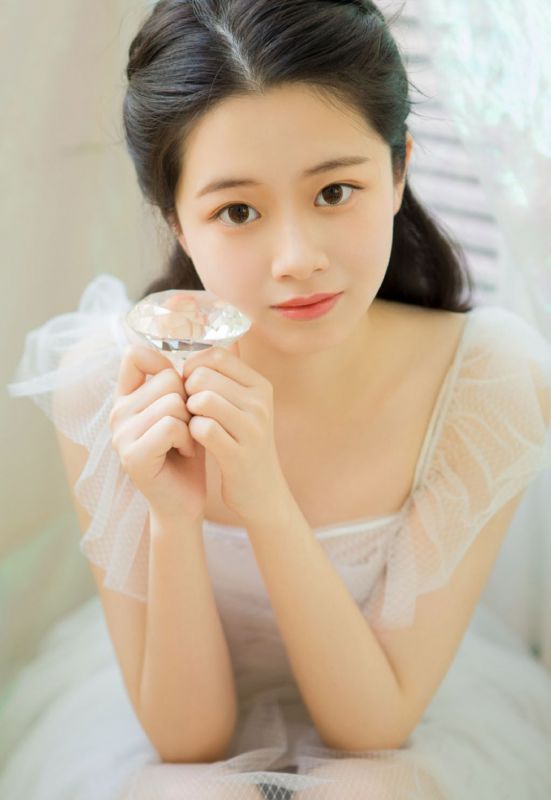 吊带白嫩内衣美女惹火身姿长腿清纯写真图片
