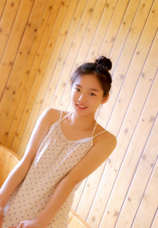 马尾美女薄纱无袖裙子内衣露香肩性感锁骨写真