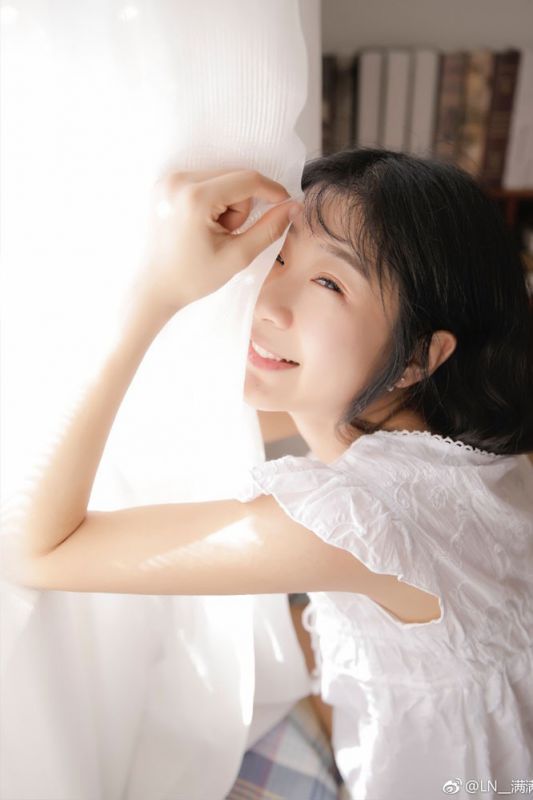 日本开苞美少女纯真甜美私房睡裙美腿白嫩可爱生活写真
