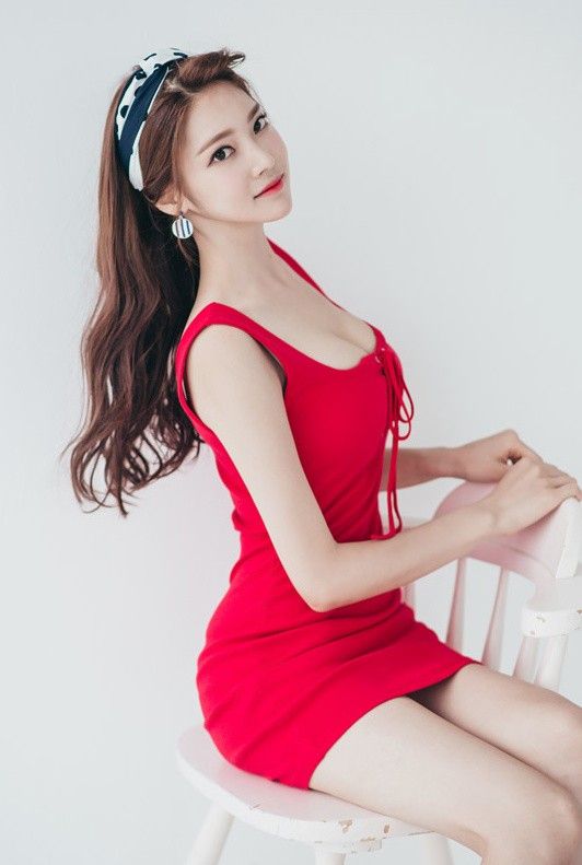 时尚气质漂亮女孩高挑身材美腿诱人写真