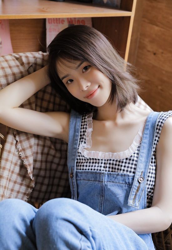 性感背带裤美女蕾丝情趣内衣酥胸诱惑大胆人体写真
