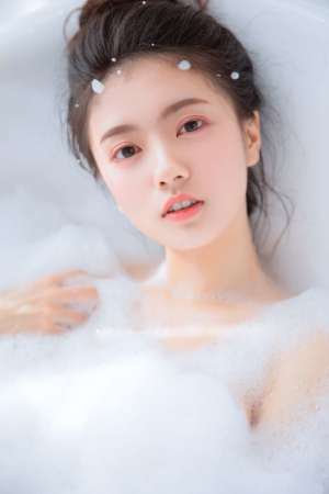 性感裸女妹妹浴缸泡泡浴大胆湿身诱惑福利摄影写真
