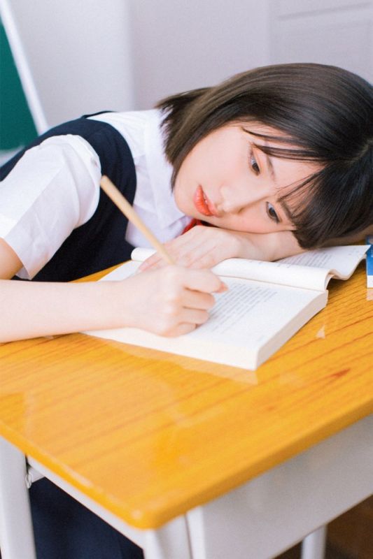 国中学生妹教室蓝色制服甜美俏丽长腿诱惑写真