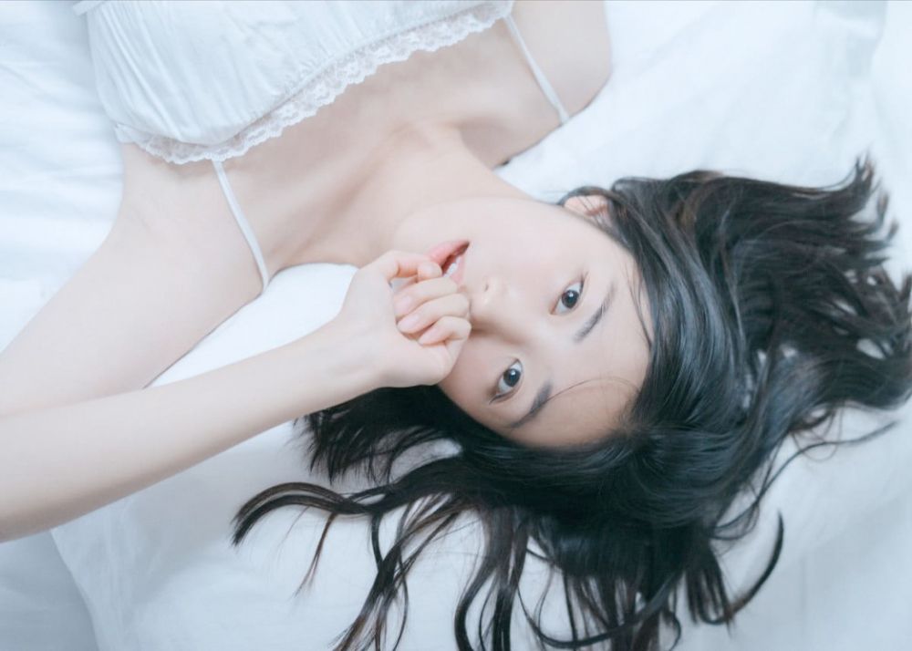 清纯素人性感香肩锁骨酥胸短裙写真