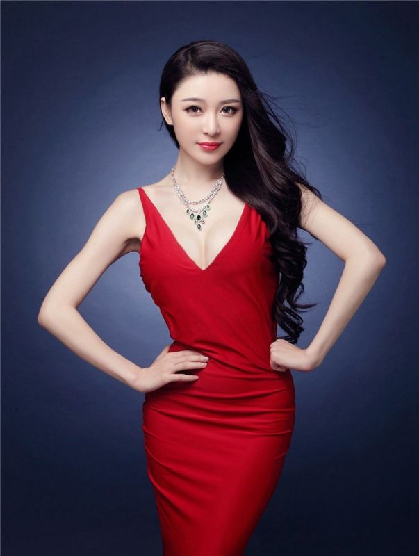 婀娜熟女嫩模巨乳大胸贴身短裙性感冷艳诱惑写真