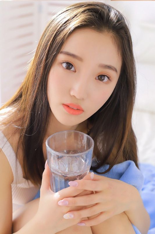 小清新气质长发少女白色内衣性感床上火辣写真