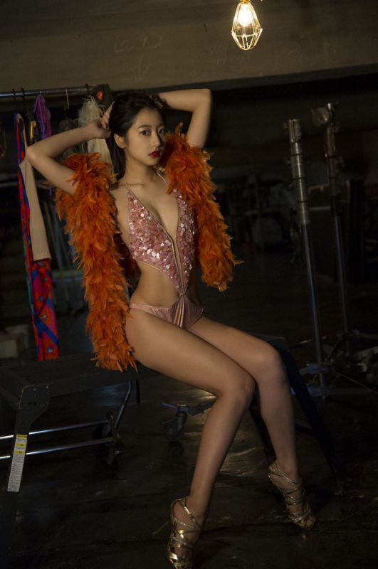 日本骨感美少女私房比基尼人体艺术摄影写真图片