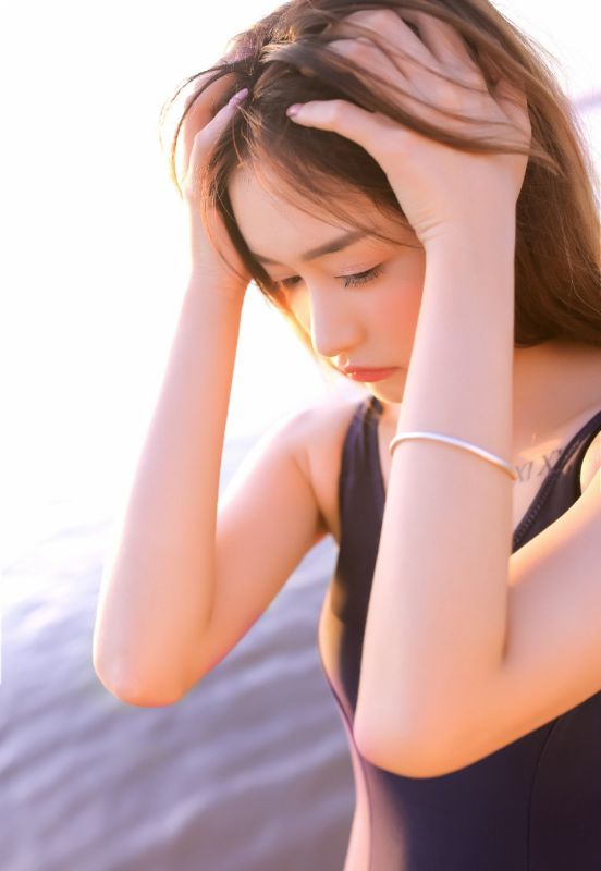长发美女死库水性感娇姿海边比基尼写真