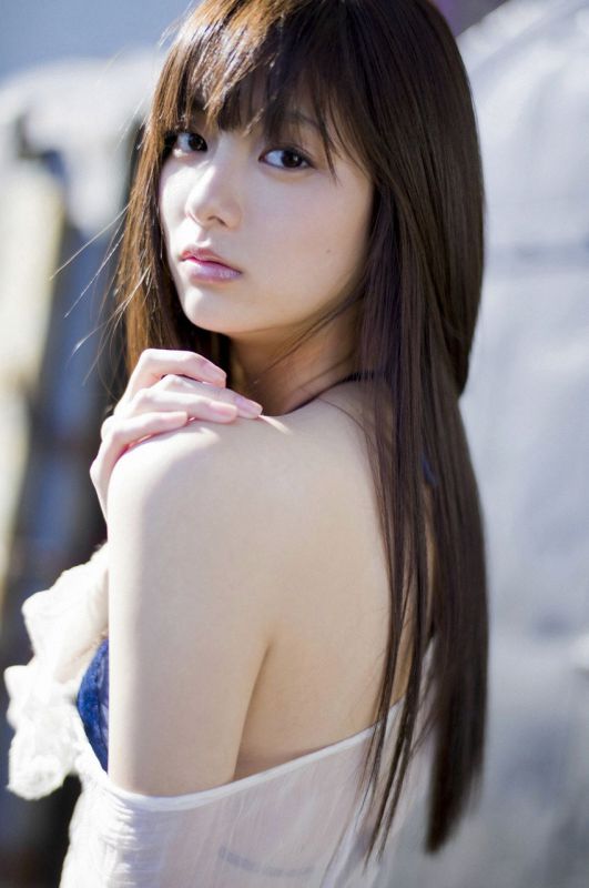 日本氧气美女清纯白皙街头养眼邻家气质写真图片