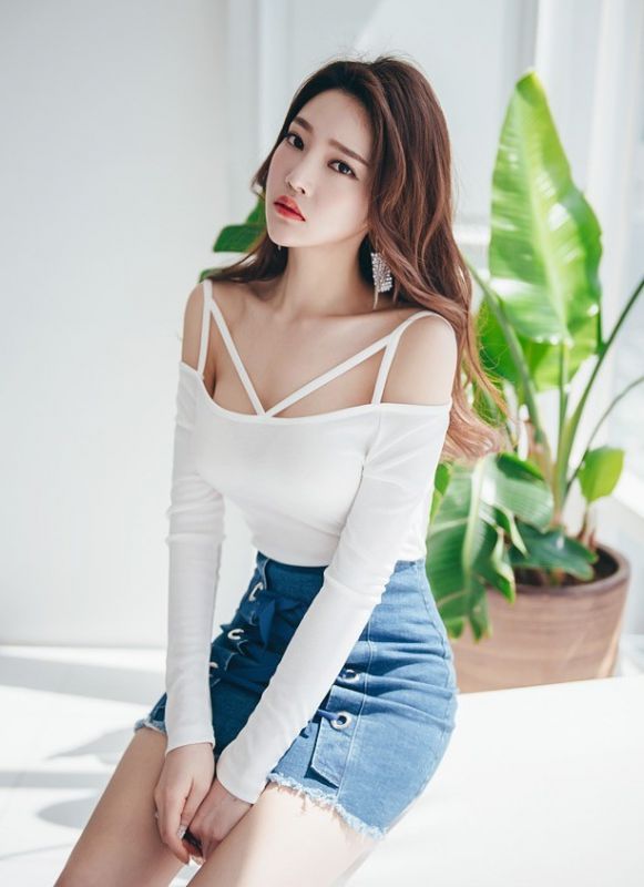 韩国美腿美女模特牛仔A裙性感翘臀火辣写真