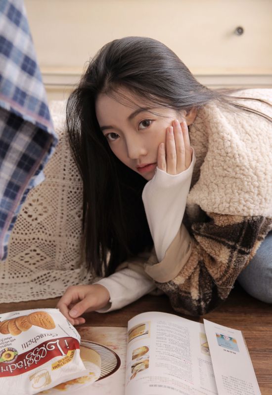 邻家长发少女清纯养眼居家俏皮可爱写真