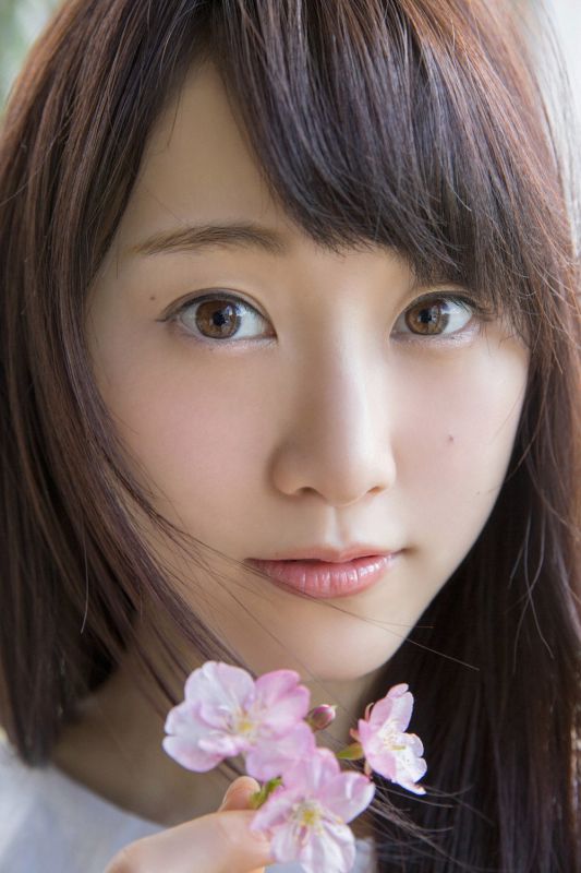 日本清纯美女松井玲奈白色短裙迷人写真