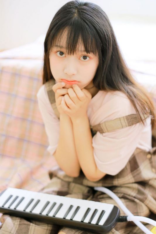 电子钢琴小能手少女活泼青涩大眼灵动清纯生活写真