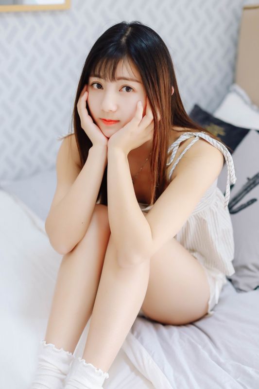 性感大眼美女清晨赖床睡衣露大白腿姿势迷人生活写真