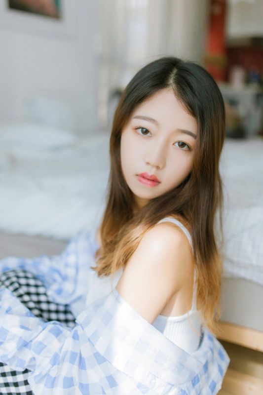 居家少女白色吊带香肩露乳性感妩媚生活写真