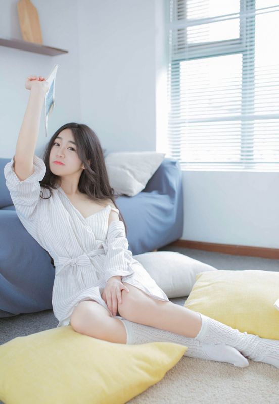 白背心气质美女白皙酥胸微露性感大胆风情美腿妖娆写真