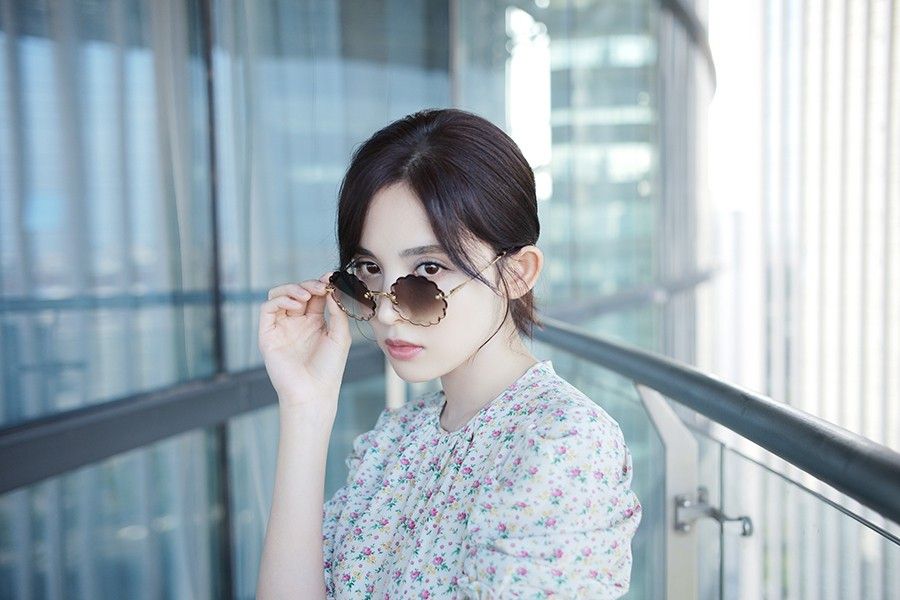 白嫩清秀美女古力娜扎漂亮美腿明星生活照