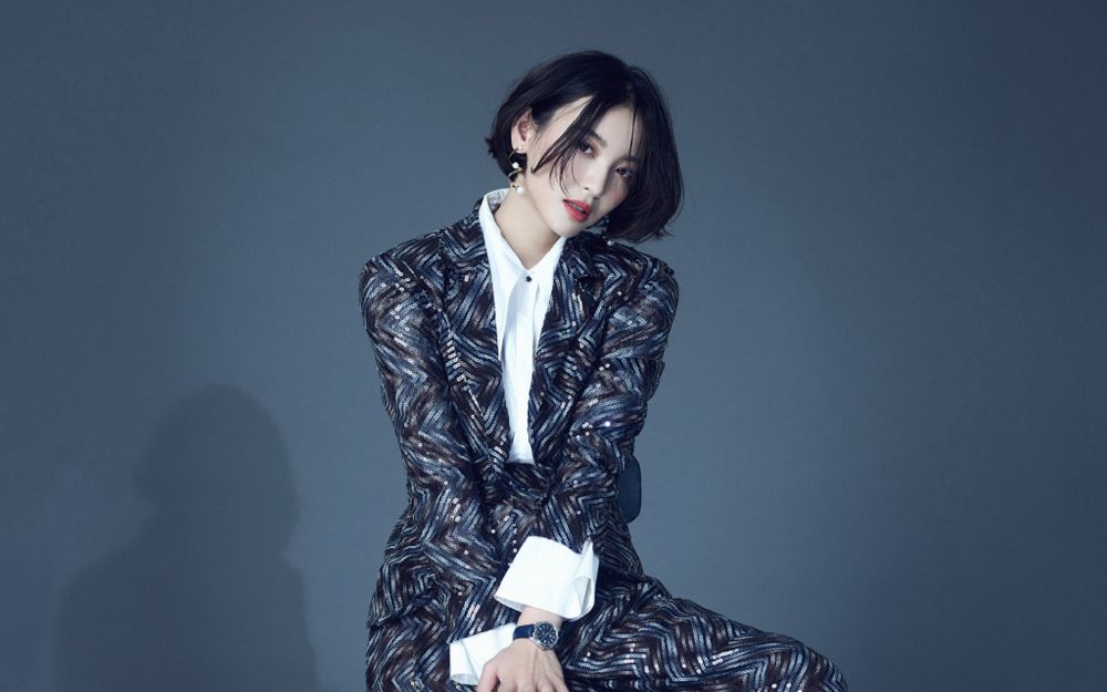 香艳红唇美女尤靖茹骨感惹火露肩长裙明星图片
