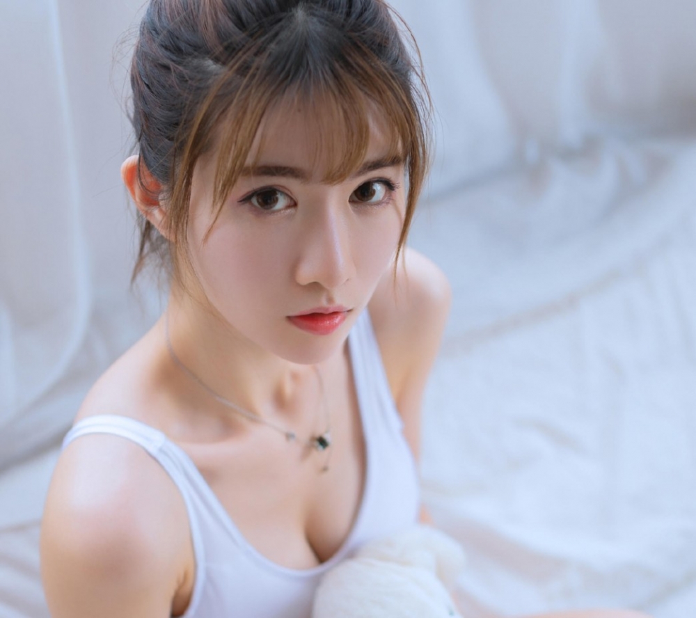 吊带爆乳深沟美女性感翘臀死库水大胆人体艺术图片