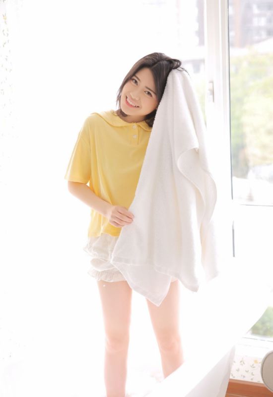 日系美少女性感白嫩美腿浴缸俏皮写真