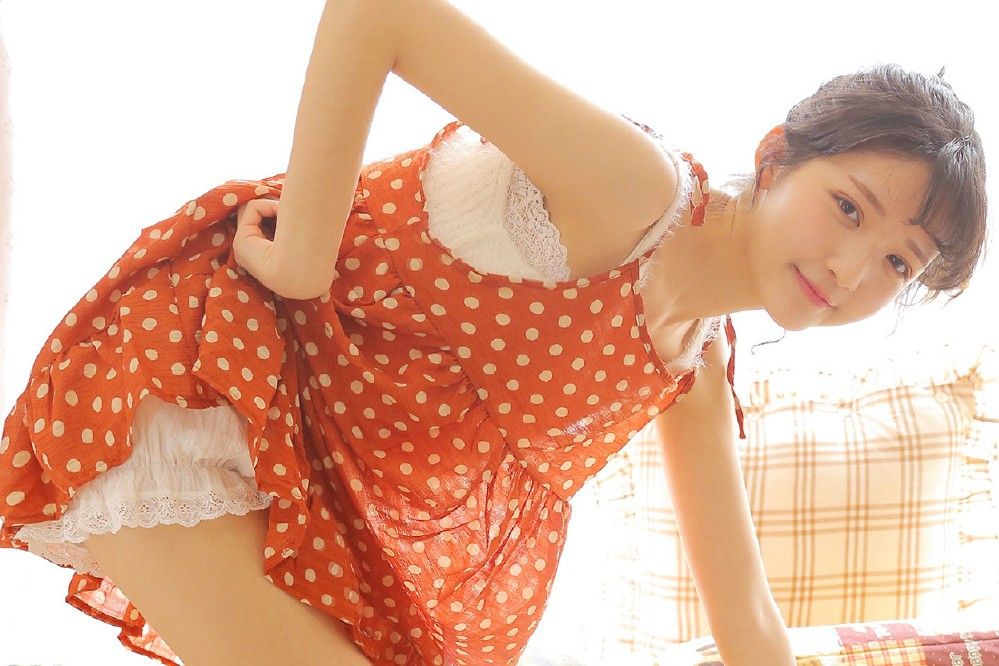 粉嫩娇羞美女橘色蕾丝裙性感美腿靓丽诱惑私房写真