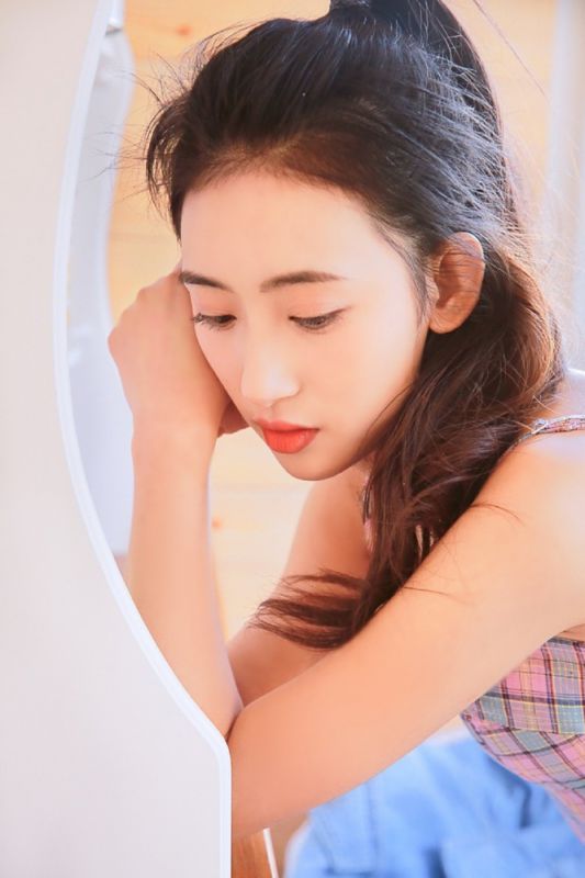 扎马尾的内衣女孩牛仔长裤性感美腿居家诱惑写真