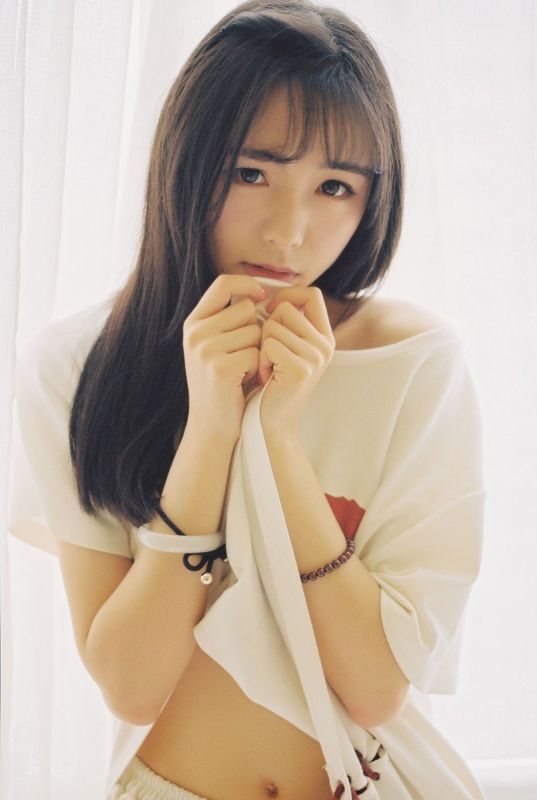 漂亮的素颜姐姐长发妖娆居家内衣白嫩美乳人体艺术写真