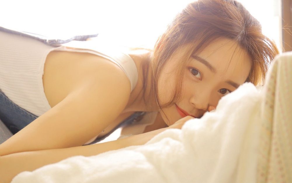 背带裤女孩酥胸白嫩裸足室内清纯写真