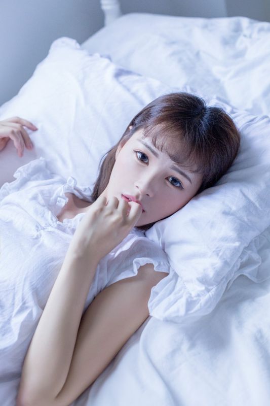 白嫩乙女模特露肚脐睡衣性感丰满人体图片