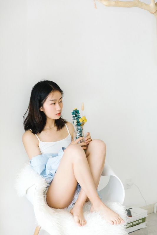 00后微乳少女蕾丝吊带内衣性感丰臀诱惑写真