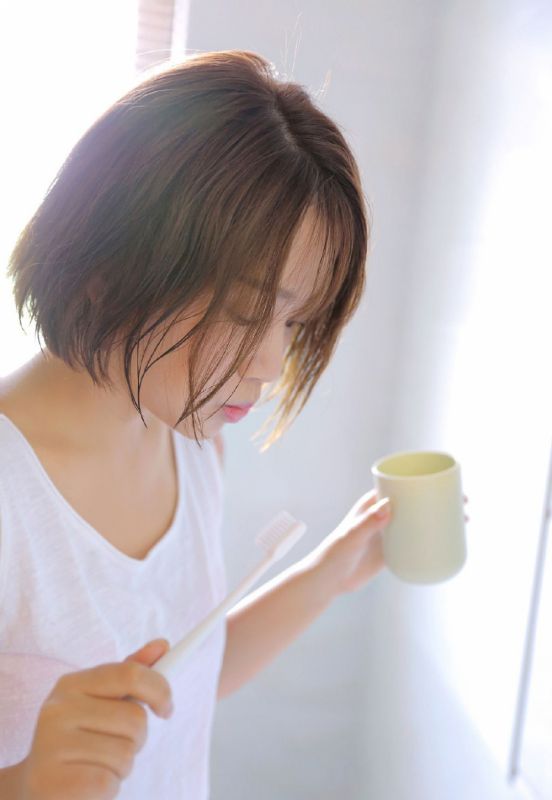 窗台短发美女慵懒小清新早安少女个人写真