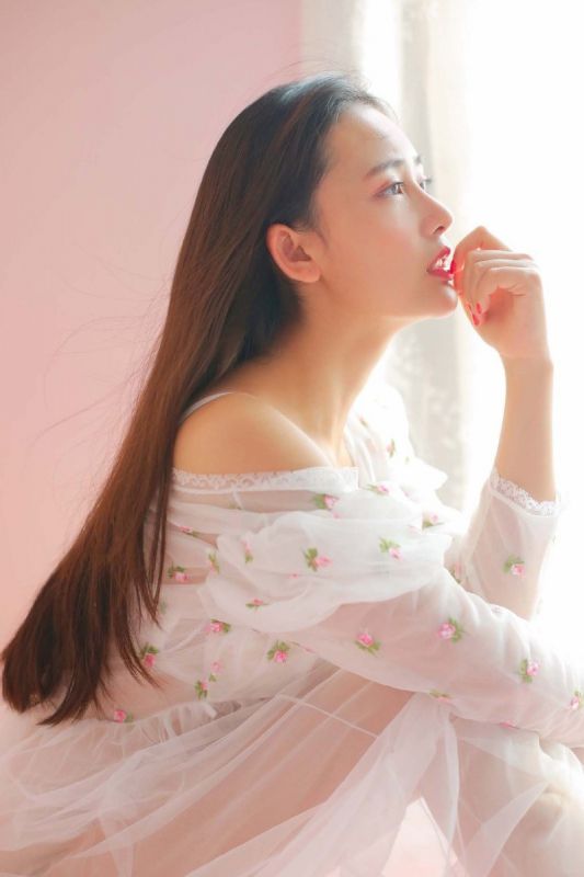 大奶美女模特蕾丝吊带白纱长裙销魂诱惑写真