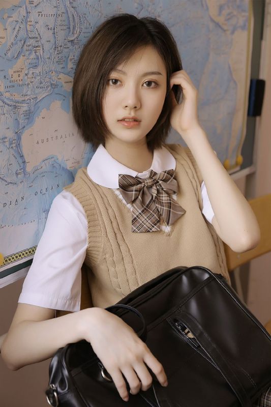 帅气冷艳眼神少女教室洒脱自由写真图片