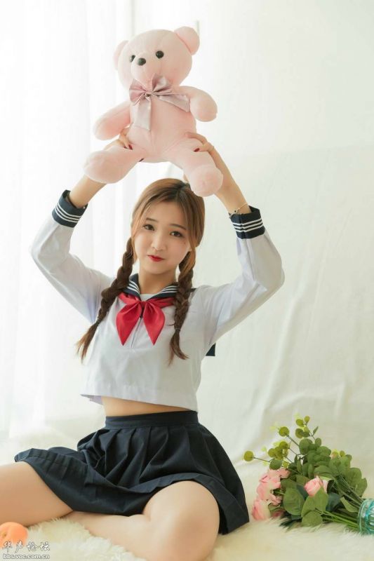 双麻花辫少女jk制服性感美腿诱惑写真图片