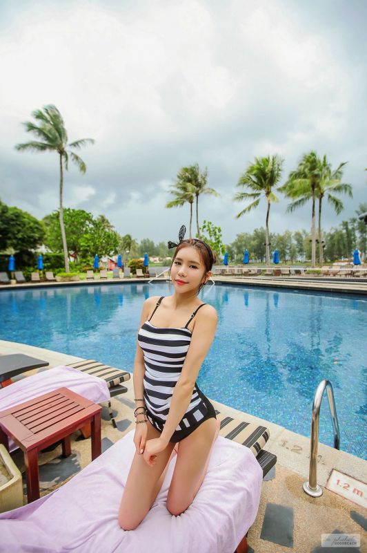 泳装美女模特户外吊带比基尼蜂腰翘臀性感旅拍图