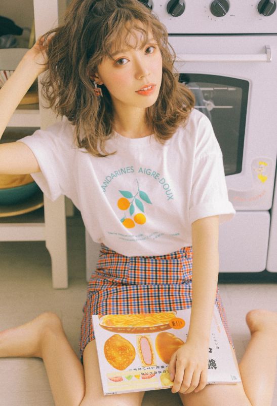 自然卷辣妹室内丰满身材狂野女孩写真