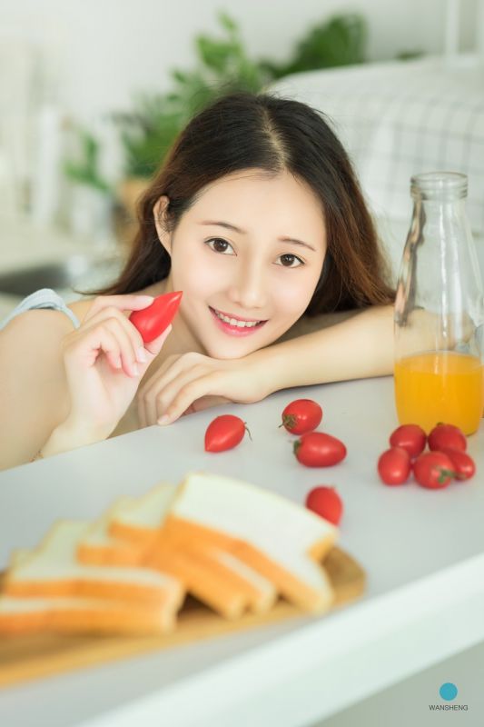 小卷发美少女吊带内衣雪肌嫩乳性感美腿写真