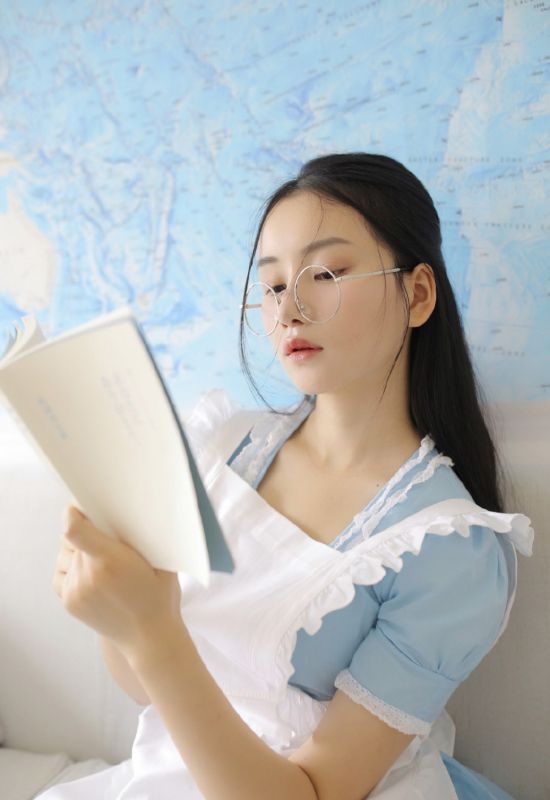 美少女班长换上女仆制服白净清纯撩人写真
