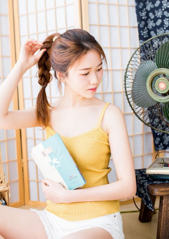 微乳美少女模特夏天房内吹风扇白色短裤秀美腿风流写真