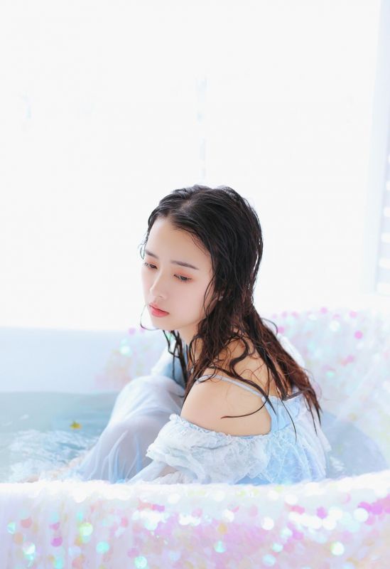 貌美肤白少女蓝色小仙女蕾丝裙浴缸水中湿身性感写真