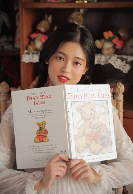 麻花辫美女吊带酥胸美乳清纯人体诱惑写真图片