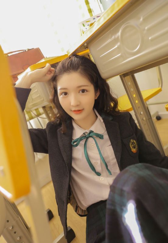 校园制服美女甜美面容丝袜美腿香艳惹火清纯写真