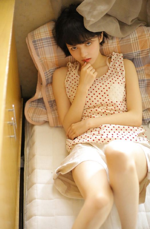 邻家少女闺房酥胸吊带裙唯美清爽写真